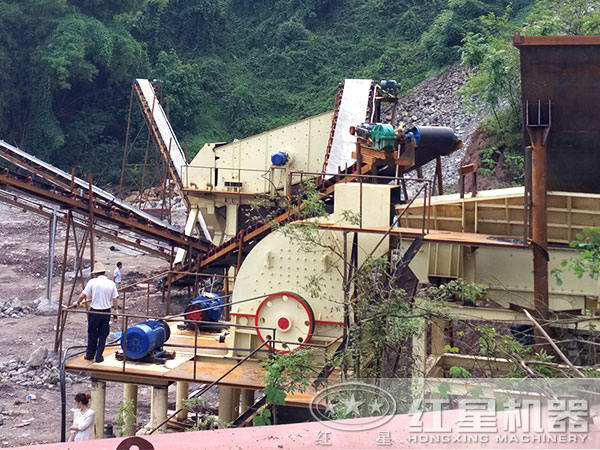 錘式石頭粉碎機作業現場 錘式石頭粉碎機作業現場
