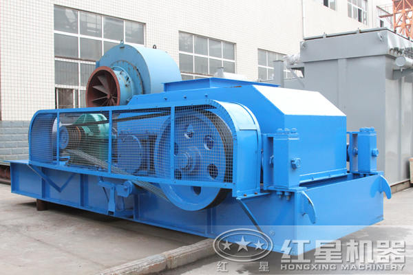 一臺(tái)輥式破碎機(jī)