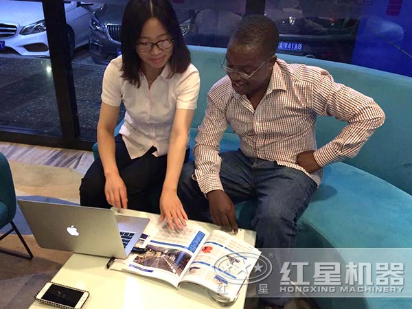 銷售人員為客戶詳細介紹產品細節圖 銷售人員為客戶詳細介紹產品細節圖