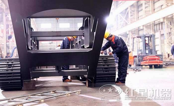 為客戶定制履帶移動式破碎機工作圖 為客戶定制履帶移動式破碎機工作圖