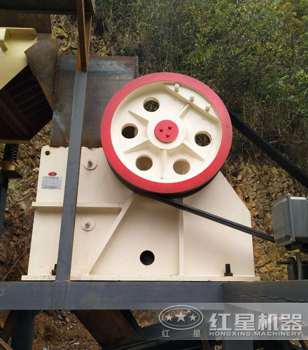 石屑600×900顎式破碎機現場作業圖