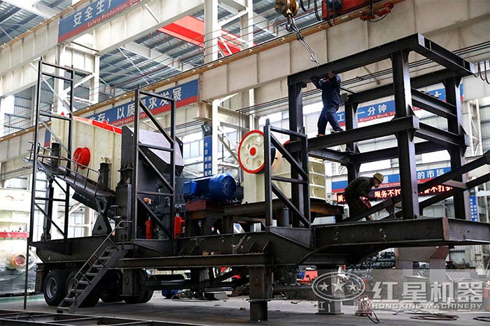 半掛車式砂石機_半掛車沙石料破碎機車間作業中