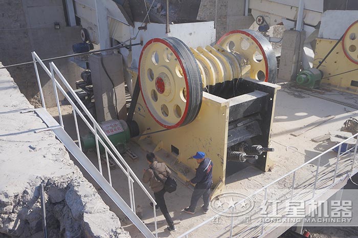 紅星廠家到施工現場安裝顎式破碎機