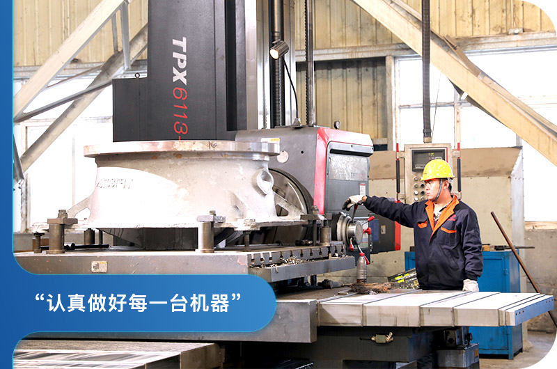 生產(chǎn)車(chē)間正在認(rèn)真工作的工人師傅