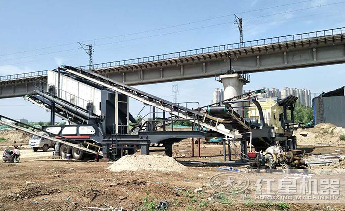 輪胎式移動(dòng)破碎站作業(yè)現(xiàn)場(chǎng) 輪胎式移動(dòng)破碎站作業(yè)現(xiàn)場(chǎng)