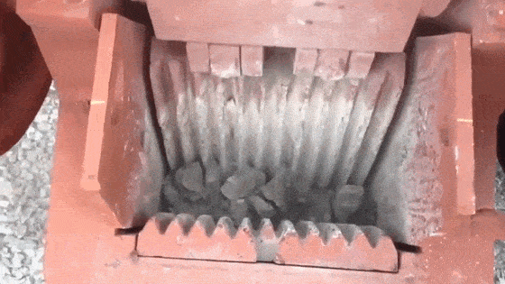 小型顎式咬石機破碎物料示意圖