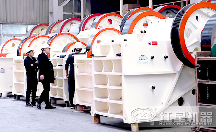 用戶親自到廠實地考察顎式破碎機