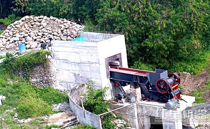 紅星顎式破碎機，用戶鵝卵石破碎現(xiàn)場