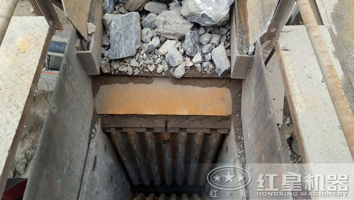 顎破進料口特寫