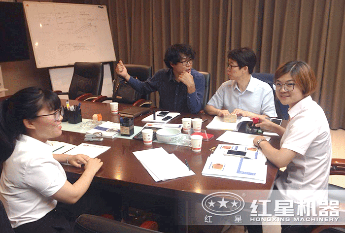 紅星技術(shù)人員為用戶(hù)設(shè)計(jì)生產(chǎn)方案 紅星技術(shù)人員為用戶(hù)設(shè)計(jì)生產(chǎn)方案