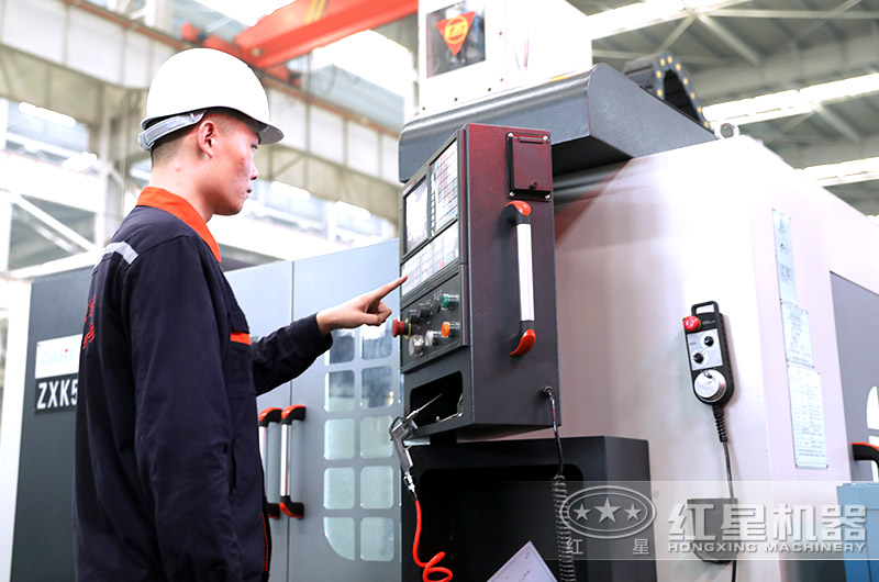 紅星技術(shù)工人作業(yè) 紅星技術(shù)工人作業(yè)