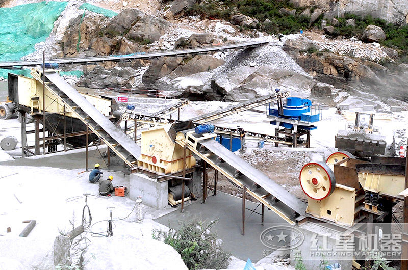 時產(chǎn)150噸反擊式破碎機施工現(xiàn)場 時產(chǎn)150噸反擊式破碎機施工現(xiàn)場