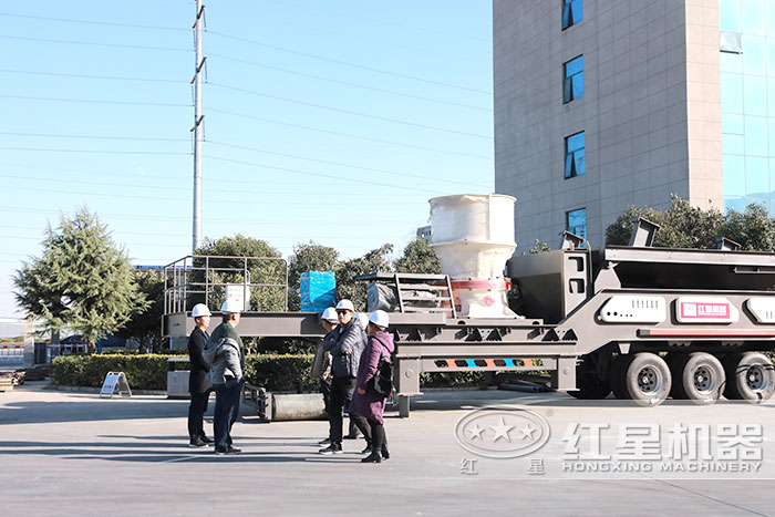 用戶到廠參觀車載式石子磕碎機