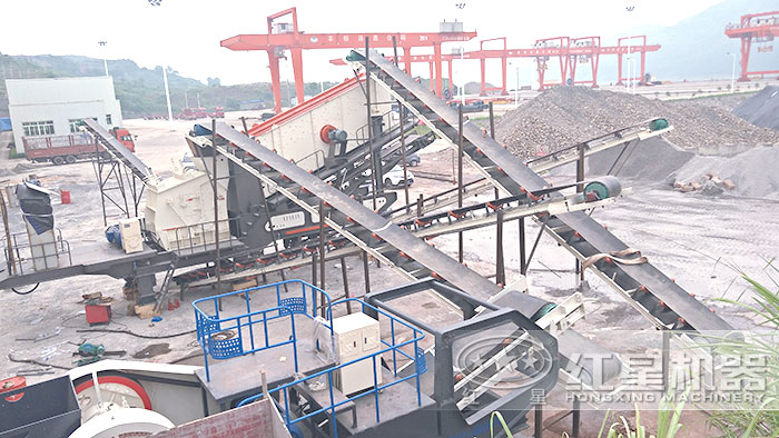 可移動的粉碎石頭設備作業現場 可移動的粉碎石頭設備作業現場