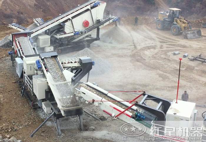 履帶式磕石子機正在磕石子 履帶式磕石子機正在磕石子