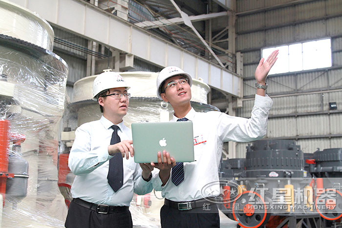紅星技術人員陪同用戶看設備