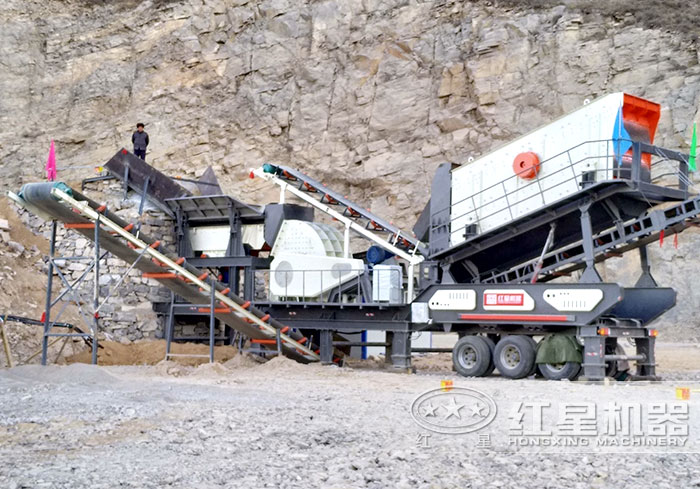 重錘式破碎機搭在移動破碎機