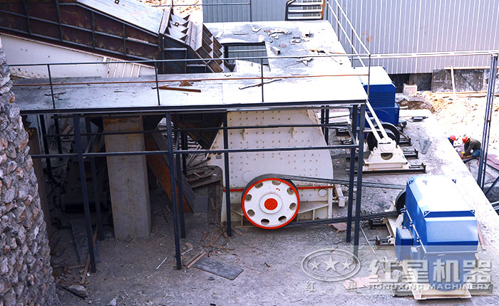 錘式破碎機固定現(xiàn)場圖 錘式破碎機固定現(xiàn)場圖