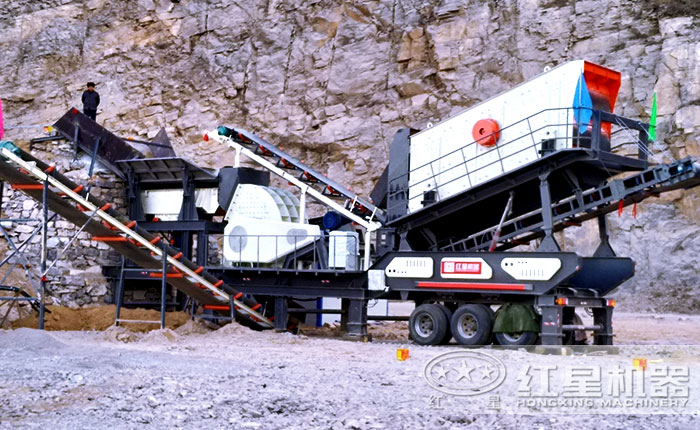 搭載錘式破碎機的移動破現(xiàn)場 搭載錘式破碎機的移動破現(xiàn)場