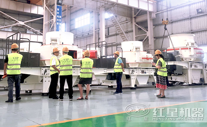 客戶參觀制砂機生產車間