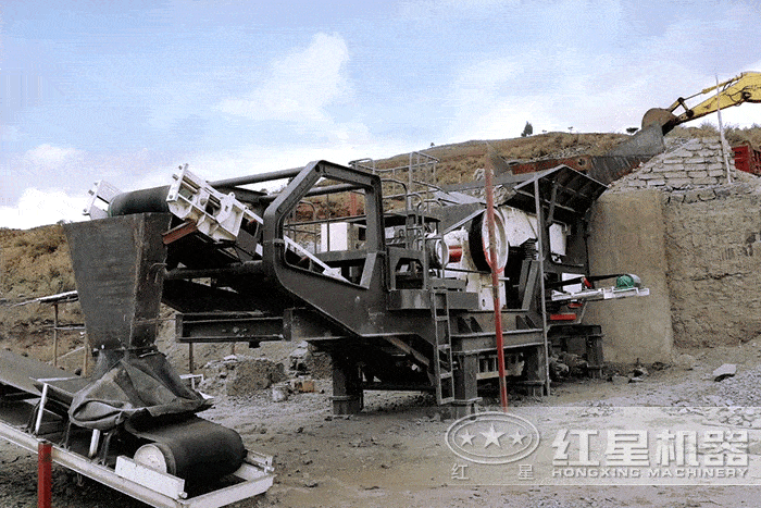 大型顎式移動碎石機加工作業現場 大型顎式移動碎石機加工作業現場