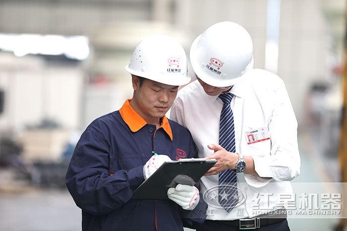 紅星技術人員嚴格指導工人生產