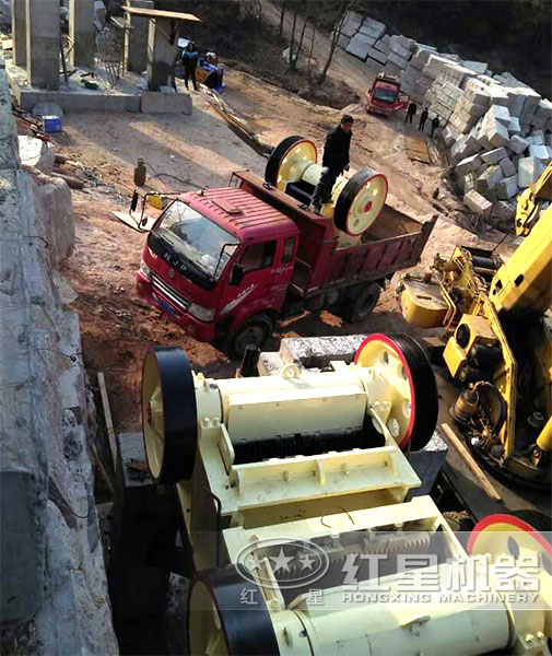 紅星老虎口破碎機安裝現場