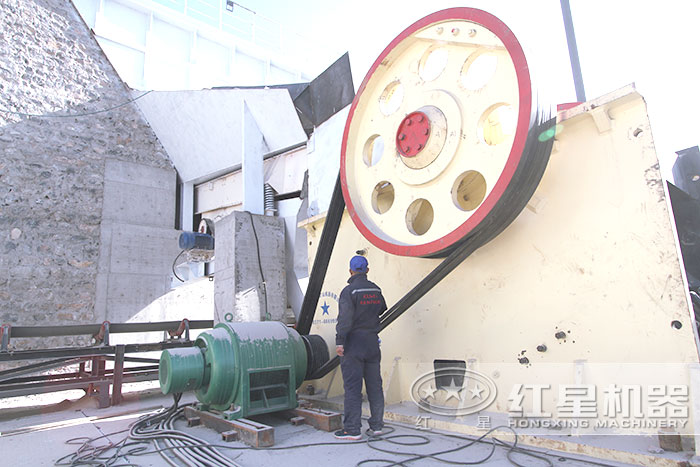 傳統(tǒng)顎式破碎機(jī)