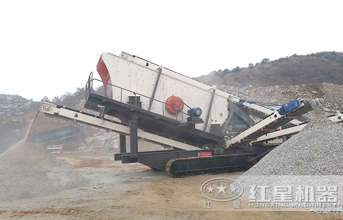 履帶移動(dòng)破碎機(jī)施工作業(yè)現(xiàn)場(chǎng)
