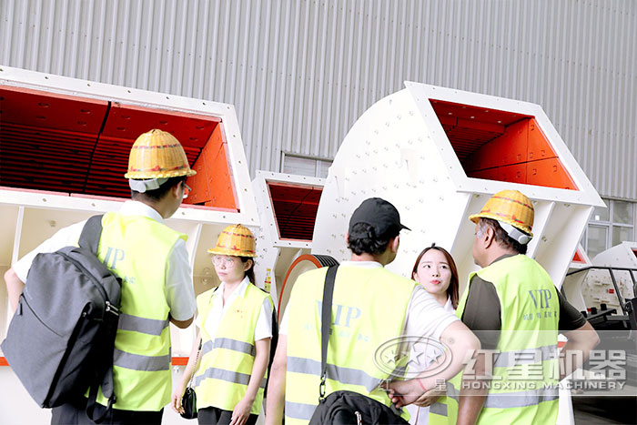 客戶參觀大型重錘式破碎機 客戶參觀大型重錘式破碎機