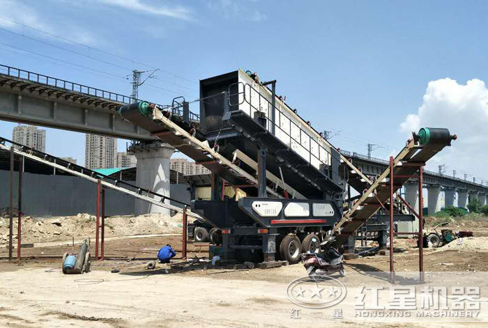 移動(dòng)式石料破碎設(shè)備工作現(xiàn)場(chǎng)