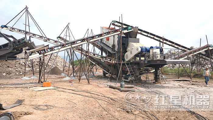 輪胎移動式砂石粉碎機施工現場