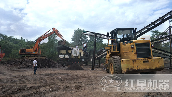 移動碎煤機(jī)搭載顎式破碎機(jī)生產(chǎn)作業(yè)現(xiàn)場