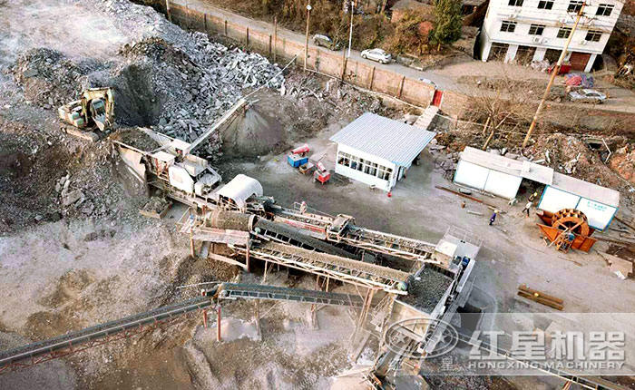 可移動石子破碎機雙機合作破碎建筑垃圾現(xiàn)場俯視圖 可移動石子破碎機雙機合作破碎建筑垃圾現(xiàn)場俯視圖