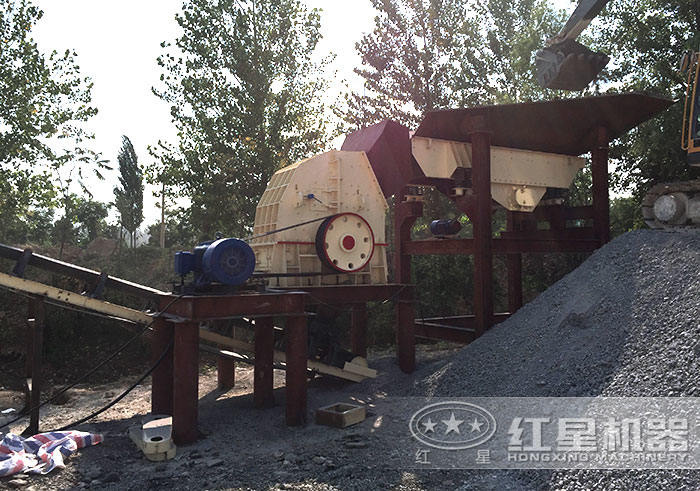 重錘式破碎機加工石頭現場