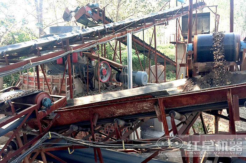 運行中的大型圓錐破碎機現場