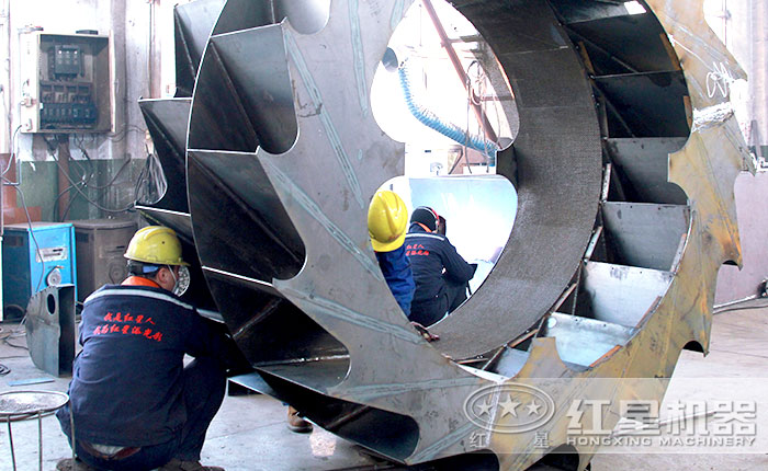 工人對洗砂機進行檢查