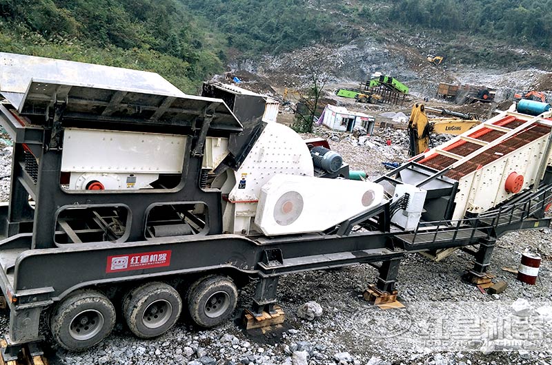 重錘式移動(dòng)破碎機(jī)單機(jī)作業(yè)安裝現(xiàn)場(chǎng)