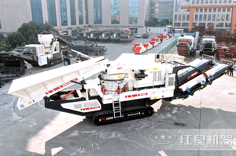 紅星大型砂石粉碎機(jī)—移動(dòng)破碎機(jī)廠區(qū)正待發(fā)貨實(shí)景圖