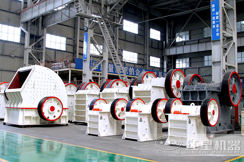 紅星車間整齊排放的各種砂石粉碎機(jī)現(xiàn)貨