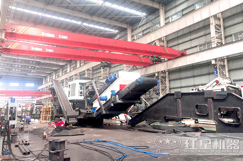 車間正在組裝的車載移動破碎機 車間正在組裝的車載移動破碎機