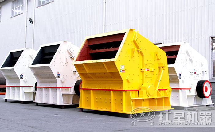 不同型號(hào)的反擊式破碎機(jī) 不同型號(hào)的反擊式破碎機(jī)
