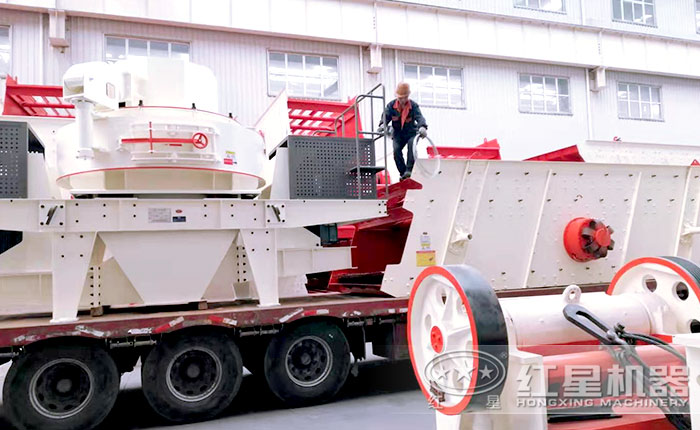 成套制砂生產設備正在裝車準備發往客戶現場