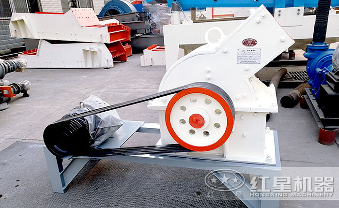 小型錘式石子破碎機廠區(qū)一角