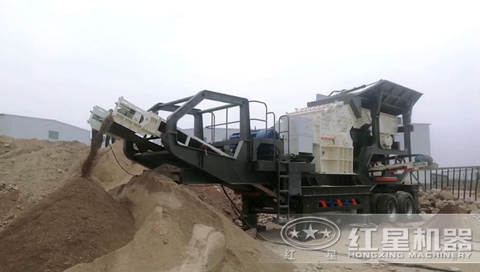 細(xì)碎機(jī)搭載移動(dòng)破碎機(jī)施工現(xiàn)場