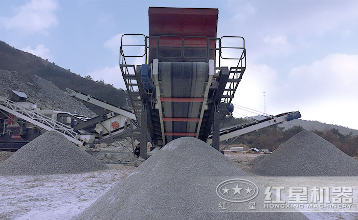 履帶移動制沙機作業現場