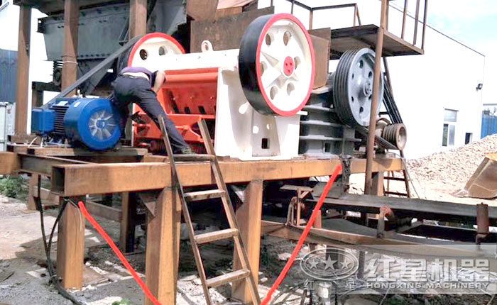 顎式破碎機(jī)現(xiàn)場(chǎng) 顎式破碎機(jī)現(xiàn)場(chǎng)