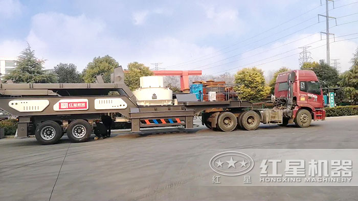 輪胎移動(dòng)制砂機(jī)車頭牽引下到施工現(xiàn)場(chǎng)