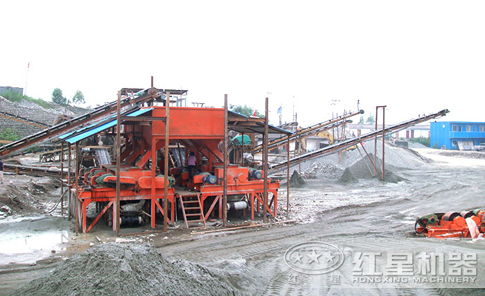 4臺對輥破碎機作業