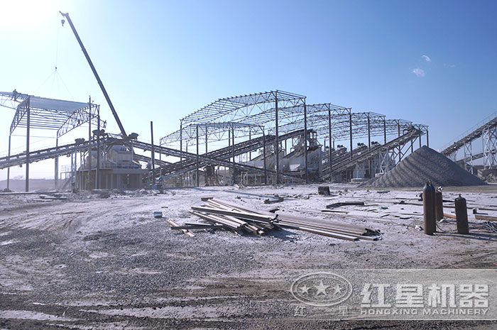 日產(chǎn)1500方沙石廠搭建中 日產(chǎn)1500方沙石廠搭建中